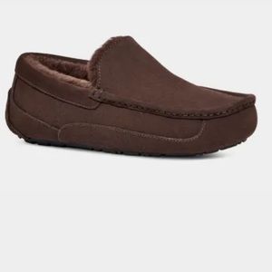 Men’s size 9 UGG slippers. Never been worn.  New condition.